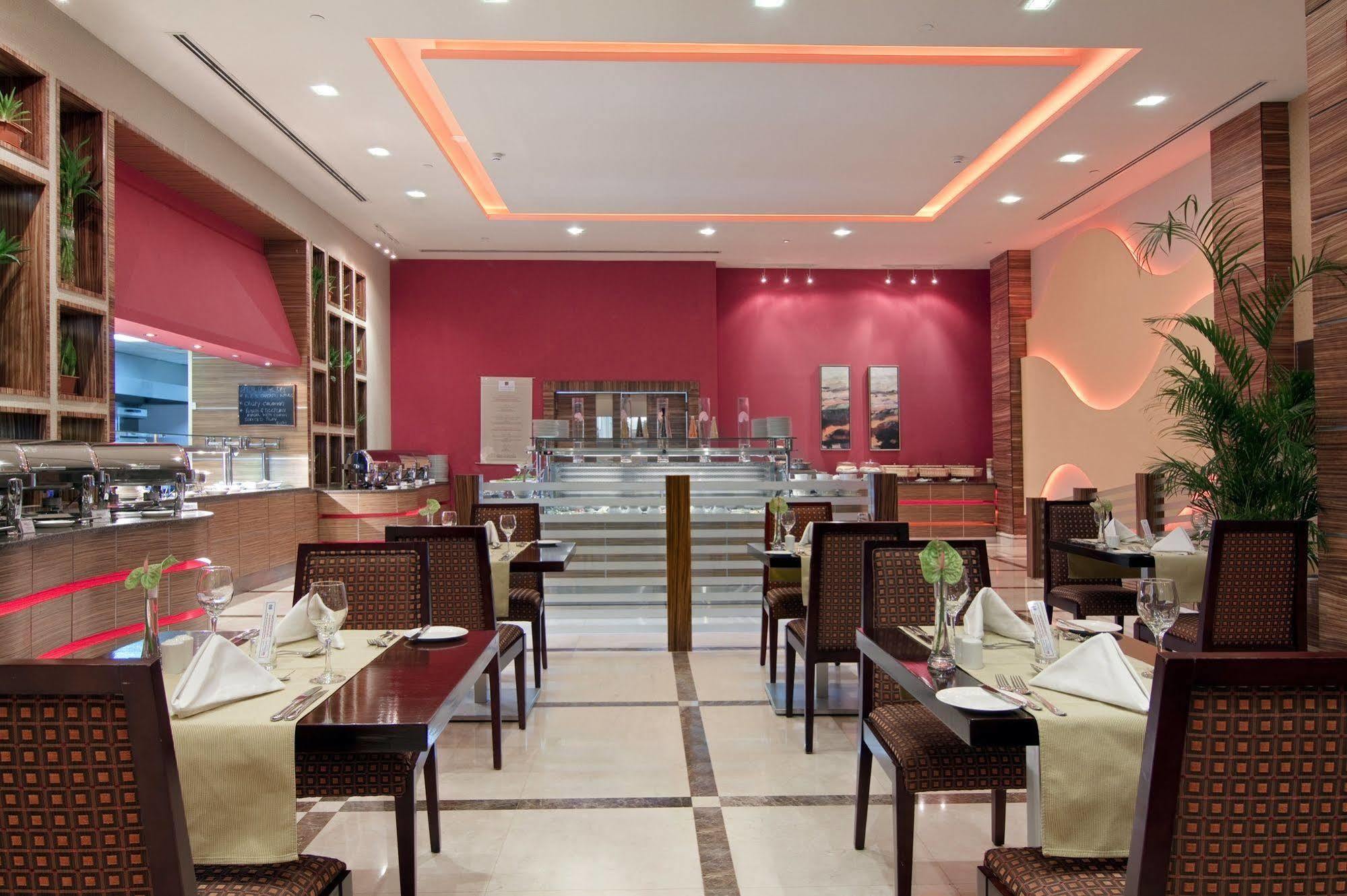 Hilton Garden Inn Riyadh Olaya Restoran gambar